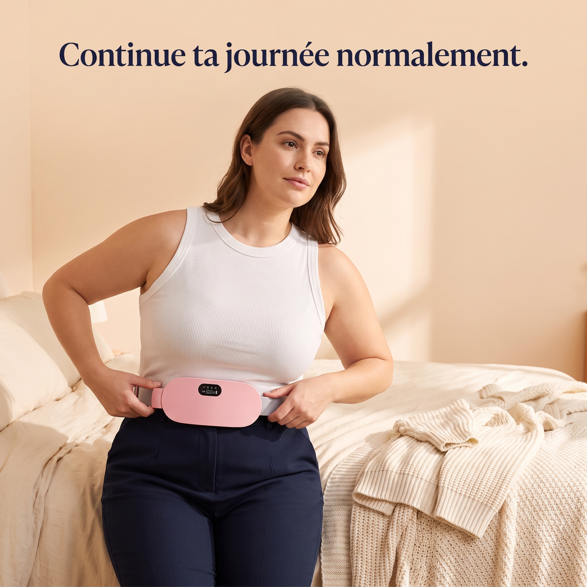 Continue ta journée normalement : elle attache Lunéa avant d'enfiler son pull